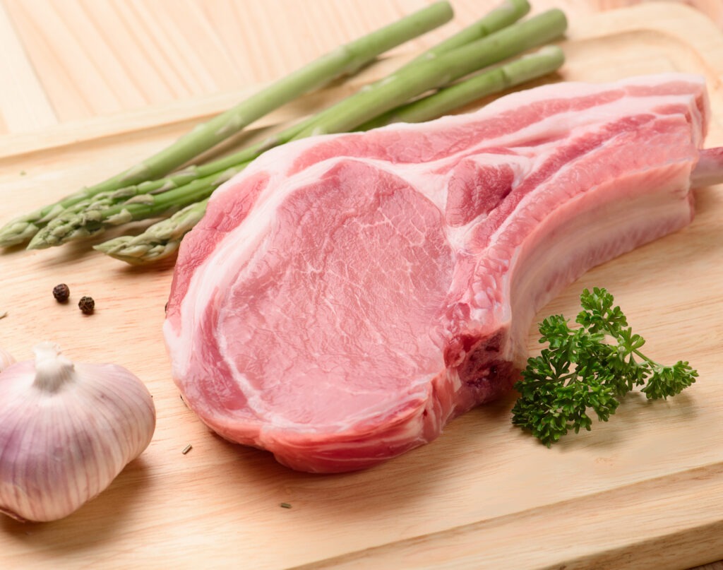 Pork chop with garlic and asparagus